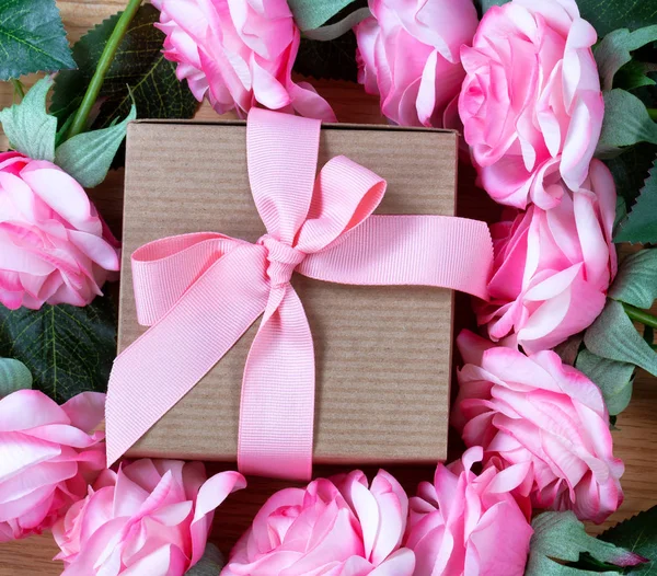 Muttertag Geschenkbox Umgeben Von Rosa Rosen Für Die Weihnachtszeit — Stockfoto