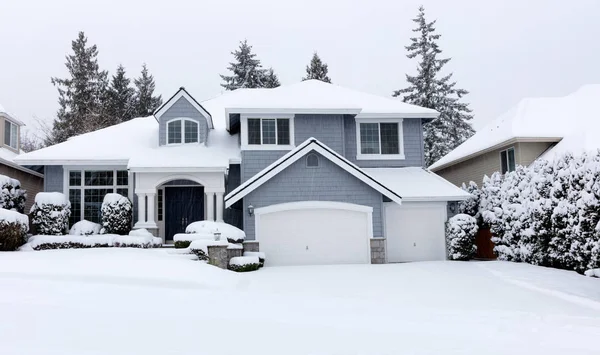 Vooraanzicht Van Vallende Sneeuw Met Huis Tijdens Zeldzame Storm Pacific — Stockfoto