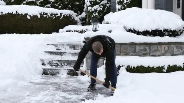 成熟した男の家の前の雪かき — ストック動画