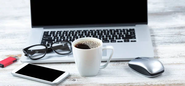 Xícara de café com tecnologia de estação de trabalho em segundo plano — Fotografia de Stock