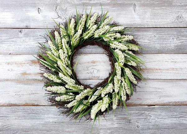 Natural flower wreath on white weathered wooden background — Stock Photo, Image