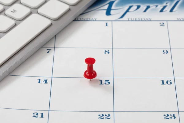 Single red pushpin on April 15 of calendar for tax income due da — Stock Photo, Image