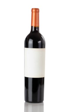 Unopen beyaz bir arka plan ile izole kırmızı şarap şişe