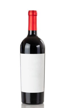 Tam bir şişe kırmızı şarap beyaz bir arka plan üzerinde izole 