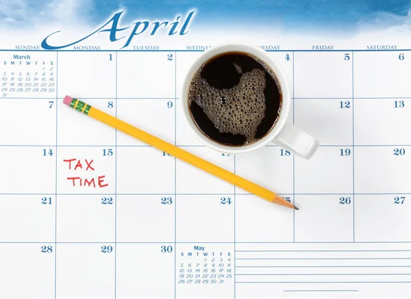 在日历上用红色标记的含咖啡饮料的纳税截止日期 — 图库照片