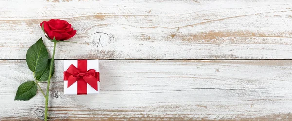 Wh tek bir kırmızı gül ve hediye kutusu ile Yıldönümü arka plan — Stok fotoğraf
