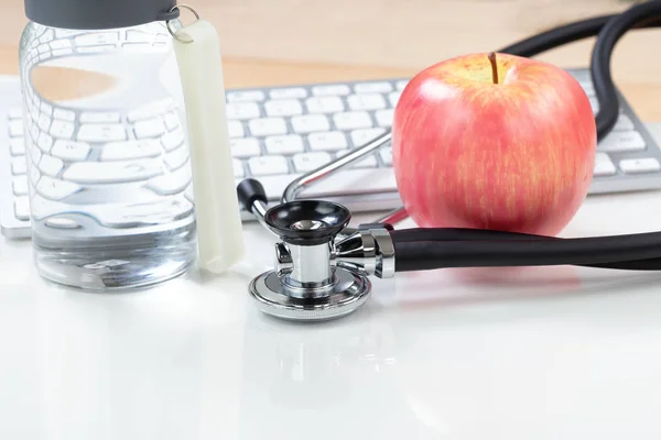 Medizinisches Gesundheitskonzept bestehend aus Stethoskop und Apfel — Stockfoto