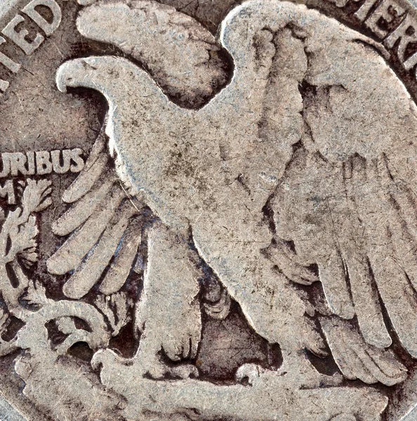 Vista macro de uma moeda metálica de prata tonificada — Fotografia de Stock