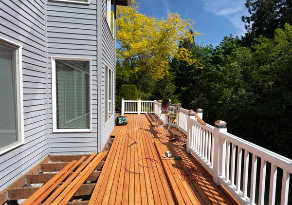 Pont extérieur en bois de cèdre rouge en cours de rénovation avec nouveau plancher boa — Photo