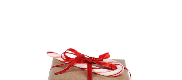 Top van Kerstmis bruin Gift Box en Candy Cane geïsoleerd op pure — Stockfoto