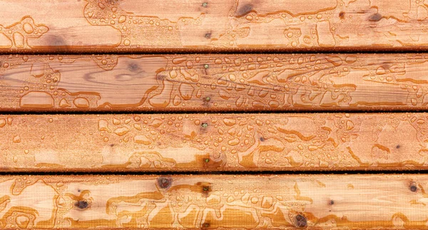 Vista superior de placas de deck de mancha de madeira ao ar livre com chuva natural w — Fotografia de Stock