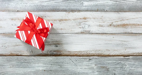 Traditionelle Weihnachtsgeschenkschachtel auf weißem rustikalem Holz mit viel — Stockfoto