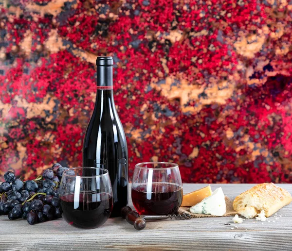 Red wine with fresh cheese and baked bread on rustic wooden tabl — Stock Photo, Image