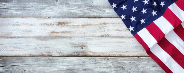 Bandera de Estados Unidos de América sobre fondo blanco rústico de madera — Foto de Stock