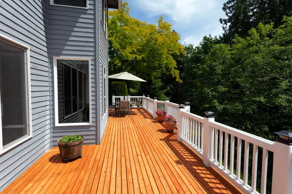 Brand new red cedar outdoor wooden patio during nice day — Stock Photo, Image