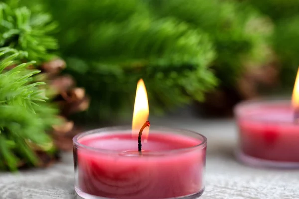 Närbild av en enda traditionell brinnande jul lov — Stockfoto