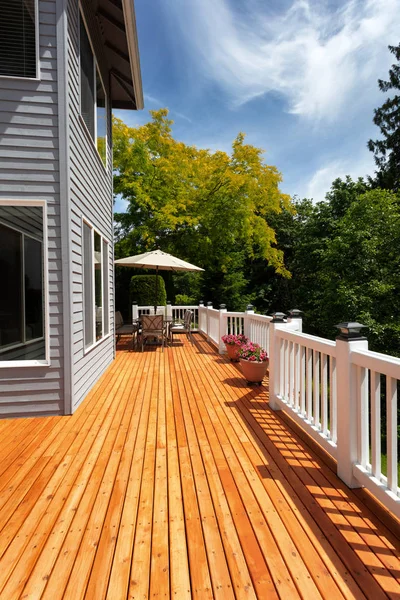 Tout nouveau patio extérieur en bois de cèdre rouge par beau temps — Photo