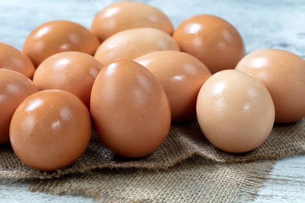 Surowe organiczne brązowy gospodarstwo podniesione jaja na płótnie juta — Zdjęcie stockowe