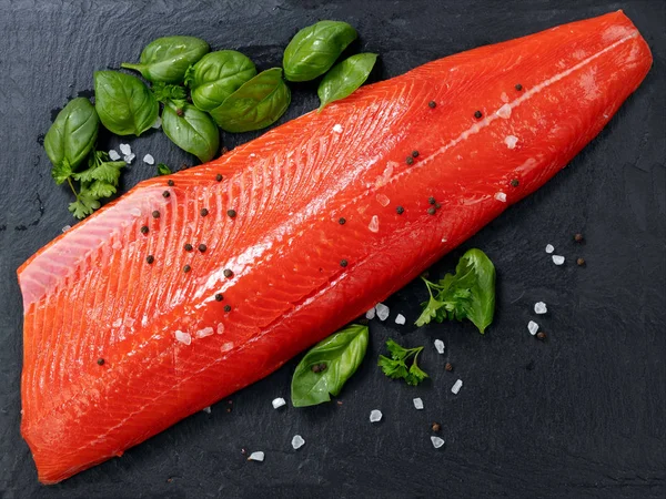 Fresco filete de salmón salvaje pacífico crudo en piedra natural wi —  Fotos de Stock