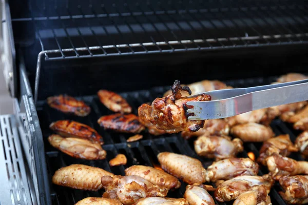 Nahaufnahme eines offenen Grills Grill Kochen Chicken Wings mit zu — Stockfoto