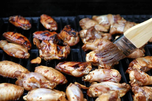 Nahaufnahme eines offenen Grills Grill Kochen Chicken Wings, während b — Stockfoto