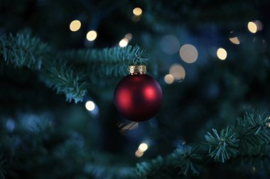 Kırmızı top süsleme ve geleneksel yapay Noel ağacı