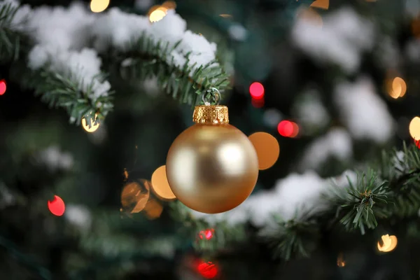 Παραδοσιακό τεχνητό χριστουγεννιάτικο δέντρο με χρυσό στολίδι μπάλα Wi — Φωτογραφία Αρχείου