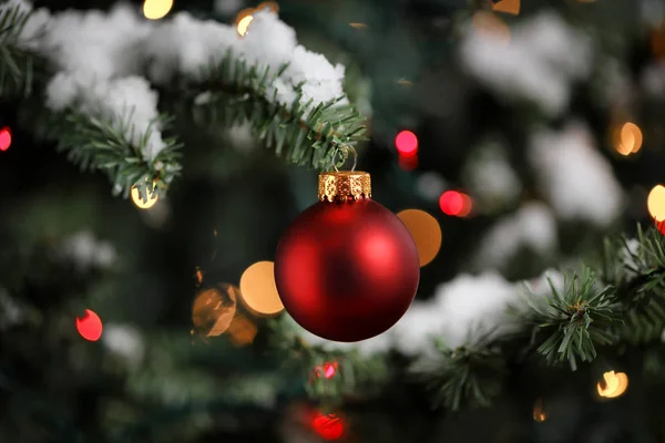 Παραδοσιακό τεχνητό χριστουγεννιάτικο δέντρο με κόκκινο στολίδι μπάλα πνεύμα — Φωτογραφία Αρχείου
