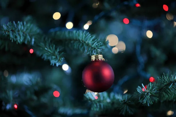 Árvore de Natal artificial tradicional com ornamento bola vermelha e — Fotografia de Stock