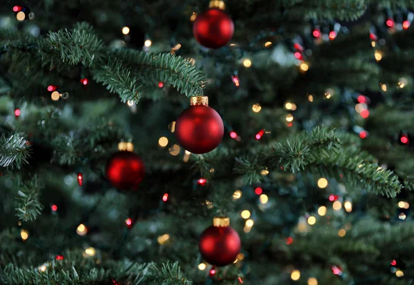 लाल आणि सोने दागिने चेंडू सजवलेले चमकणारे ख्रिसमस ट्री — स्टॉक फोटो, इमेज