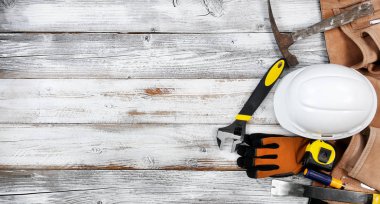 Sıkıntılı w üzerinde sanayi işçi araçları ile İşçi Bayramı kavramı