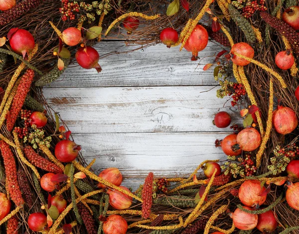 Autumn holiday decorations forming circle border on white rustic — Stock Photo, Image
