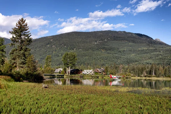 Vivre à la campagne avec des maisons et le transport aérien — Photo