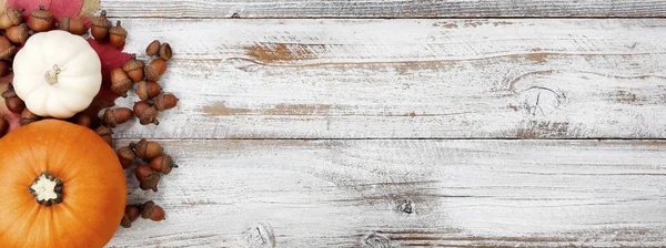 Φθινοπωρινή διακόσμηση με φύλλα σε λευκές ρουστίκ ξύλινες σανίδες για — Φωτογραφία Αρχείου