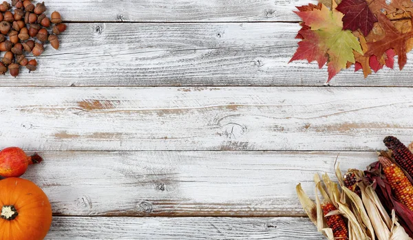 Herbstdekoration in jeder Ecke aus weißen, rustikalen Holzbrettern — Stockfoto