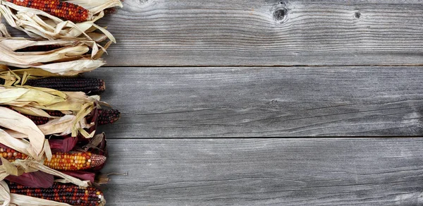 Πολύχρωμο αποξηραμένο καλαμπόκι στο αριστερό περίγραμμα του παλαιωμένο ξύλο για την Ευχαριστί — Φωτογραφία Αρχείου