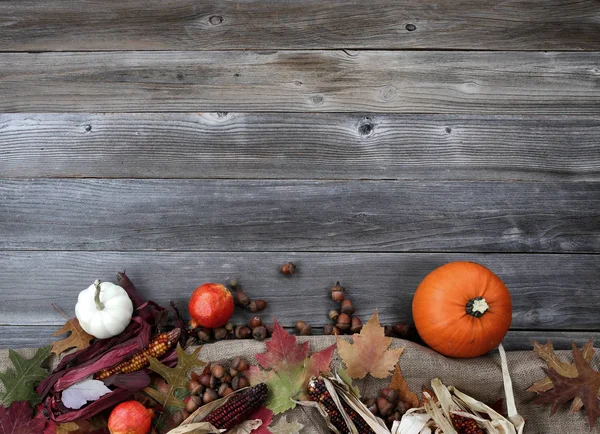 Thanksgiving pumpa med ekollon och majs på linneduk formin — Stockfoto