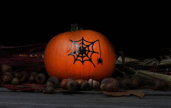 Zucca decorata per le vacanze di Halloween con sfondo scuro — Foto Stock