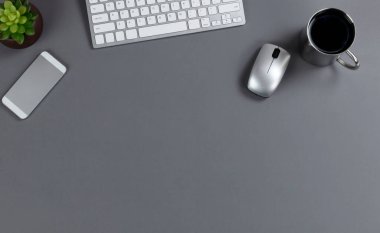 Kablosuz bilgisayar teknolojisine sahip iş masaüstü bilgisayarı genel görünümde artı kopyalama alanı için bolca yer