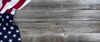 Yıpranmış ahşap arka planda Birleşik Devletler bayrağı sallamak 