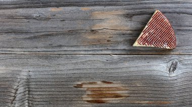 Köy ahşabında taze peynir dilimi. Kopya alanı mevcut. 