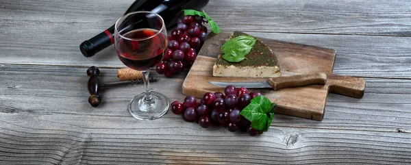 Copa Vino Tinto Con Cuña Queso Fresco Más Hojas Albahaca —  Fotos de Stock