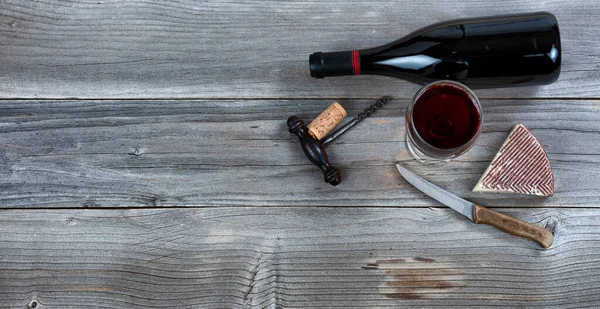 Fromage Frais Vin Rouge Dans Verre Sur Bois Rustique — Photo