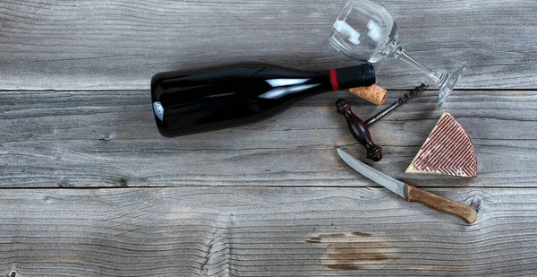 Świeże Klinowe Sery Czerwone Wino Drewnie Wiejskim — Zdjęcie stockowe
