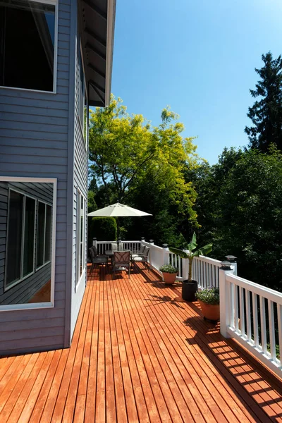 垂直レイアウトの季節の庭と素敵な夏の日の間に屋外の家の木製杉デッキパティオ — ストック写真