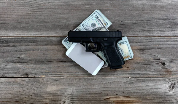 Pistola Mão Telefone Celular Topo Pilha Dinheiro Para Conceito Negócio — Fotografia de Stock
