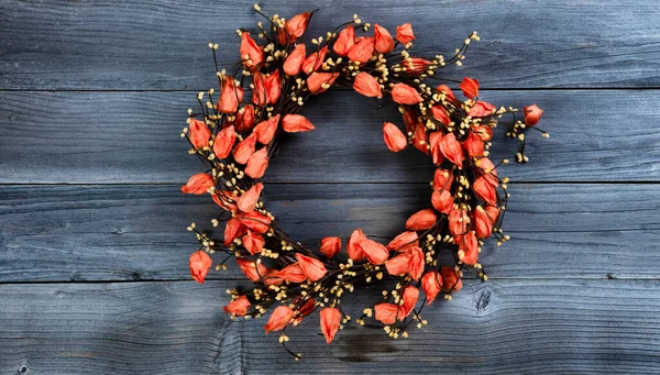 Seizoensgebonden Herfstkrans Met Oranje Belbloemen Vintage Houten Achtergrond — Stockfoto