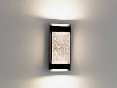 Kurulumdan sonra beyaz ev duvarına yeni ışık monte edildi 