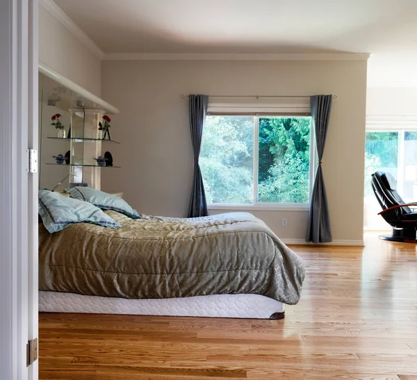 Nieuw Geïnstalleerde Rode Eiken Vloerplanken Voor Master Bedroom — Stockfoto