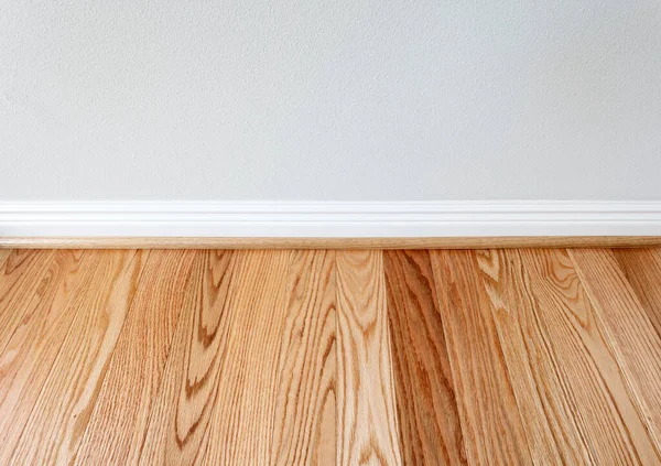 Nieuw Geïnstalleerde Rode Eiken Vloerplanken Met Afwerkingsbescherming Voor Wand — Stockfoto